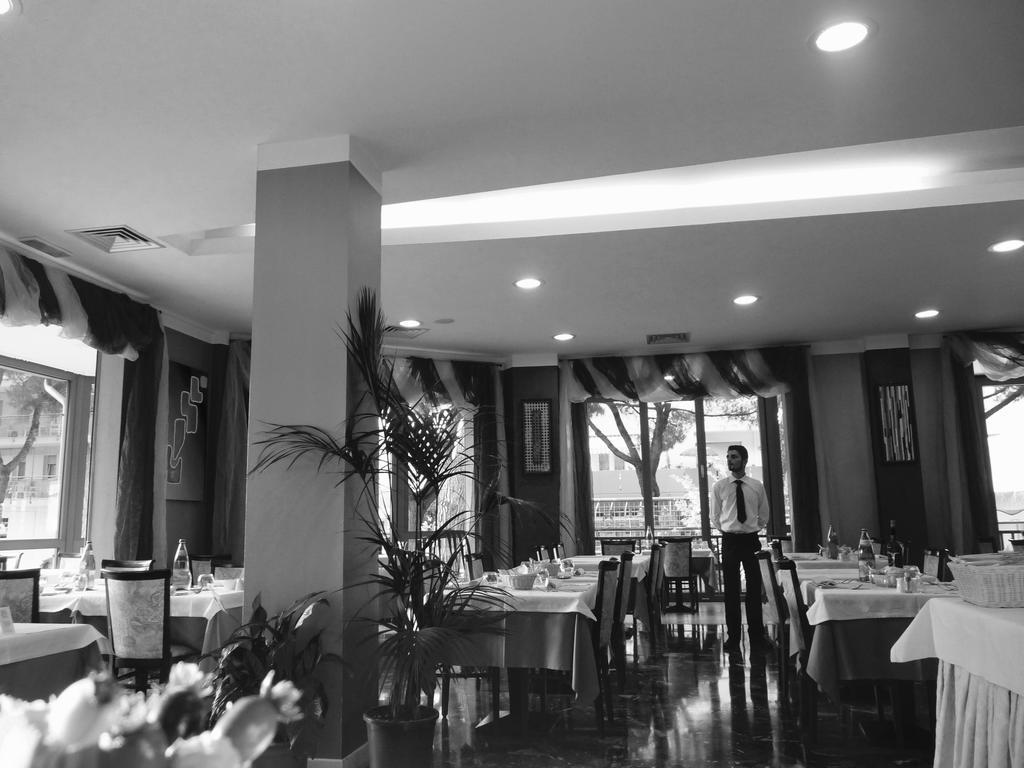 Hotel Gambrinus ลิโดดิเยโซโล ภายนอก รูปภาพ