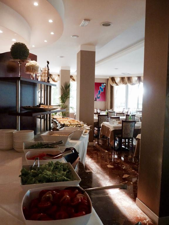 Hotel Gambrinus ลิโดดิเยโซโล ภายนอก รูปภาพ