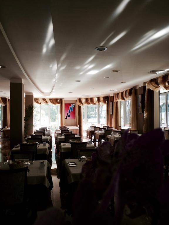 Hotel Gambrinus ลิโดดิเยโซโล ภายนอก รูปภาพ